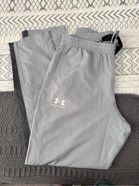 Under Armour Men’s Light Gray Athletic Joggers with Black Trim new large